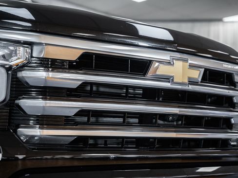 Used 2023 Chevrolet Silverado 1500 High Country w/ High Country Premium Package image 7