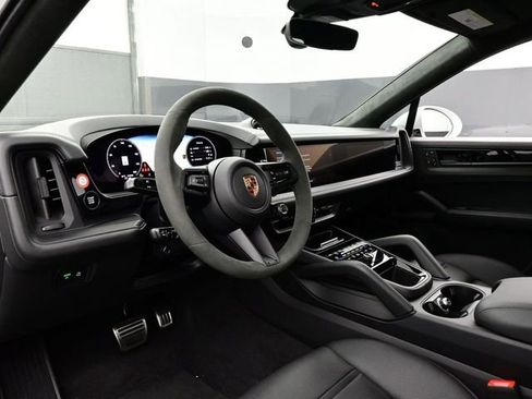 New 2025 Porsche Cayenne GTS image 4