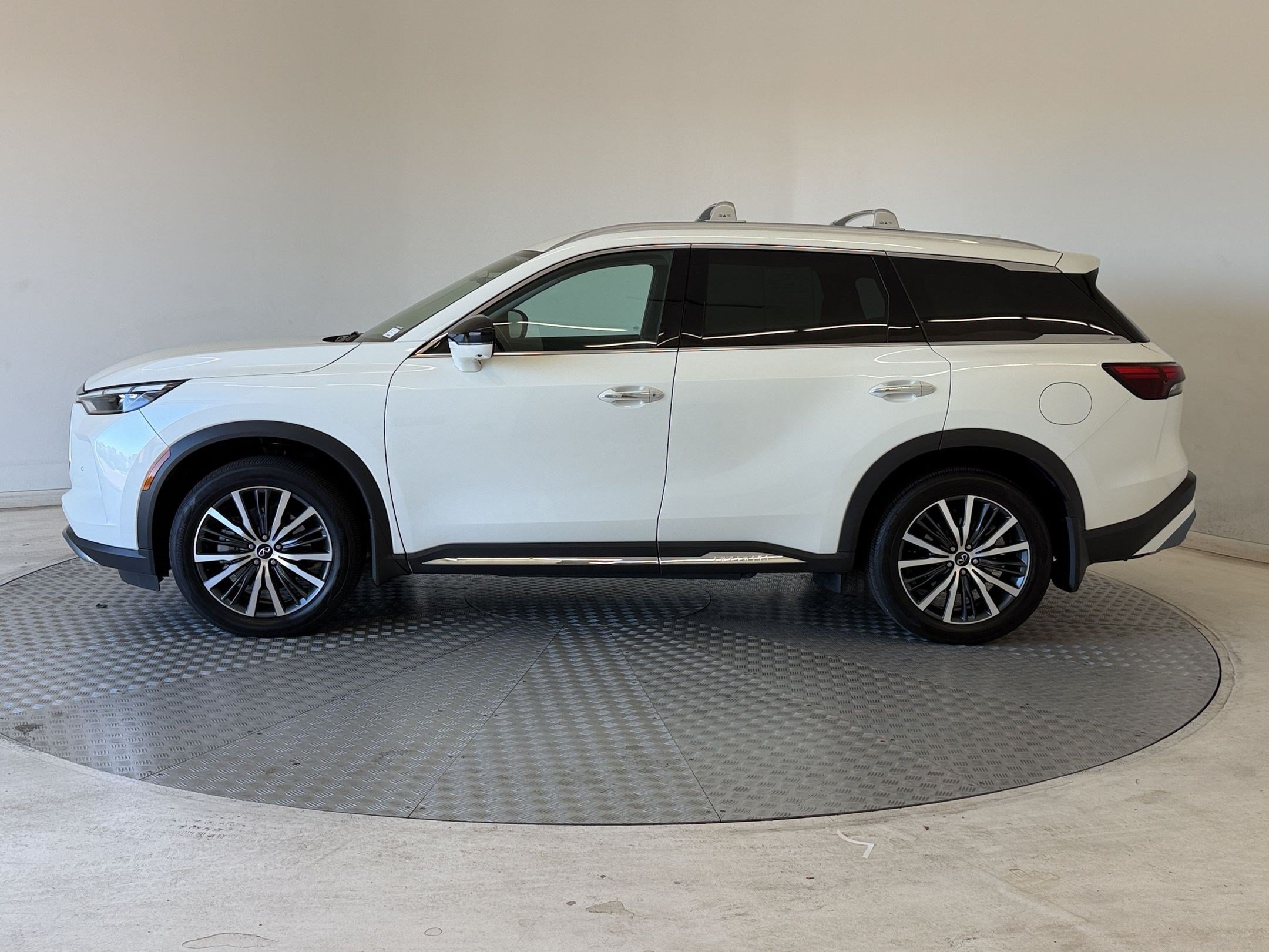 Used 2025 INFINITI QX60 Sensory w/ Vision Package AWD/4WD image 2