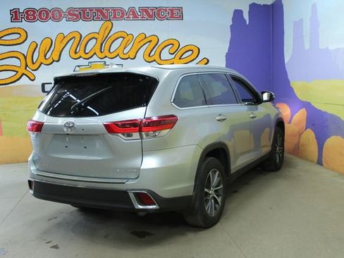 Used 2019 Toyota Highlander XLE AWD/4WD image 8