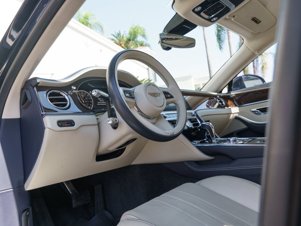 Used 2023 Bentley Flying Spur Plug-In Hybrid AWD/4WD image 14