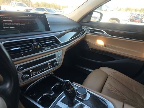 Used 2022 BMW 740i image 11