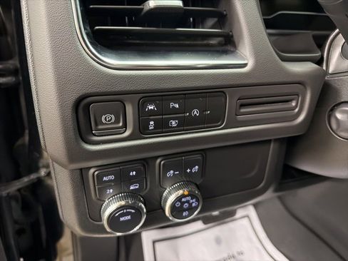 Used 2024 GMC Yukon SLT w/ SLT Luxury Package image 16