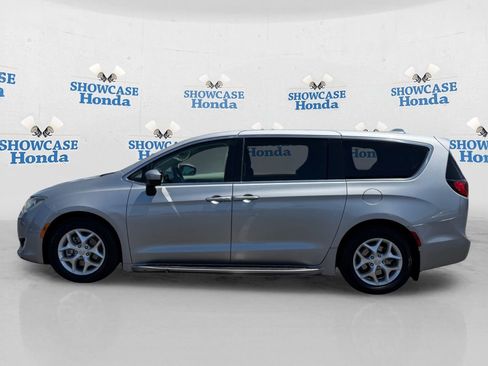 Used 2017 Chrysler Pacifica Touring Plus w/ Tire & Wheel Group FWD image 4