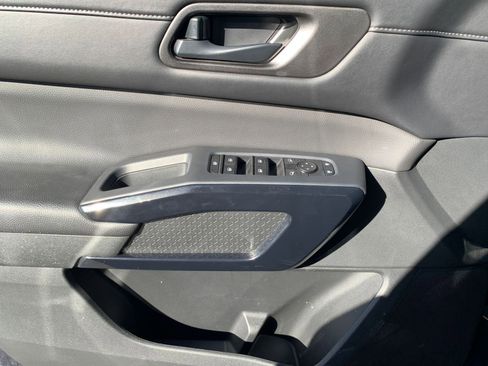 Used 2025 Nissan Pathfinder SV image 18