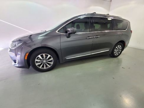 Used 2020 Chrysler Pacifica Touring-L Plus w/ Advanced Safetytec Group image 5