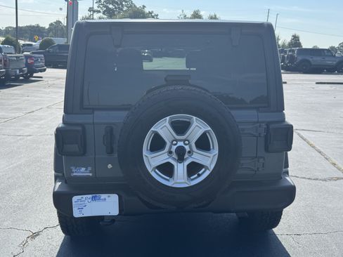 Used 2018 Jeep Wrangler Unlimited Sport S AWD/4WD image 6