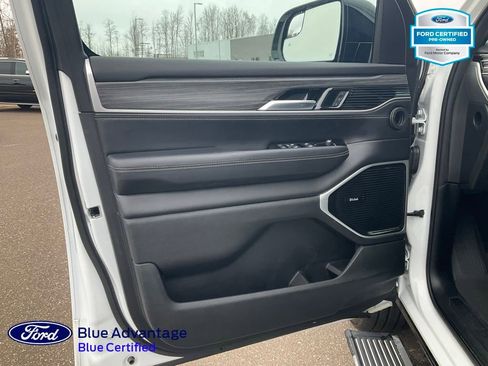 Used 2023 Jeep Wagoneer Series III w/ Premium Group I image 16