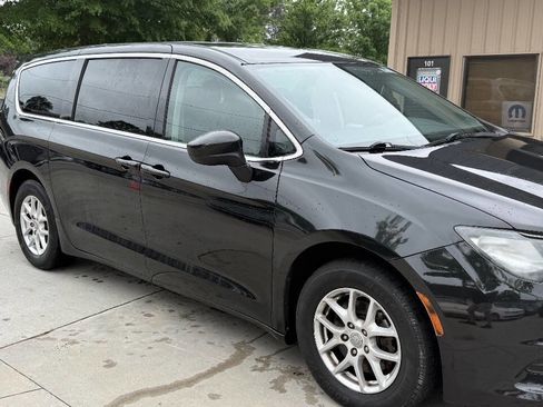 Used 2017 Chrysler Pacifica Touring FWD image 13