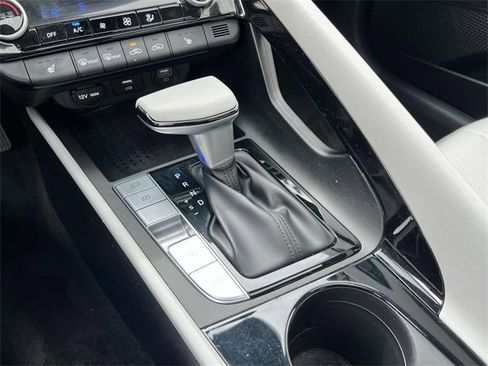 Used 2023 Hyundai Elantra Limited image 28