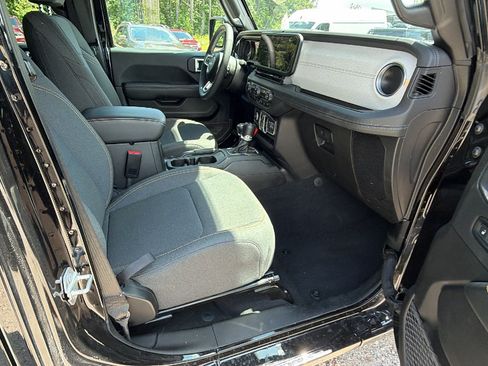 Used 2025 Jeep Wrangler Unlimited Sahara w/ Safety Group AWD/4WD image 19
