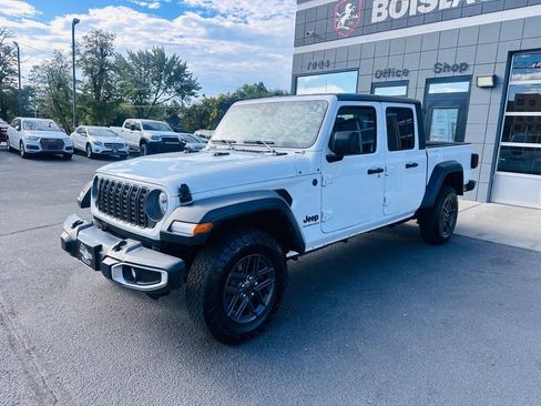 Used 2025 Jeep Gladiator Sport AWD/4WD image 3