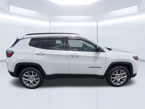 Used 2022 Jeep Compass Latitude w/ Sun and Sound Group AWD/4WD image 3