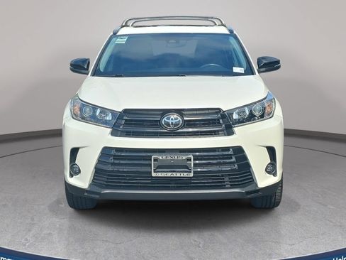 Used 2019 Toyota Highlander SE w/ Nightshade Edition AWD/4WD image 3