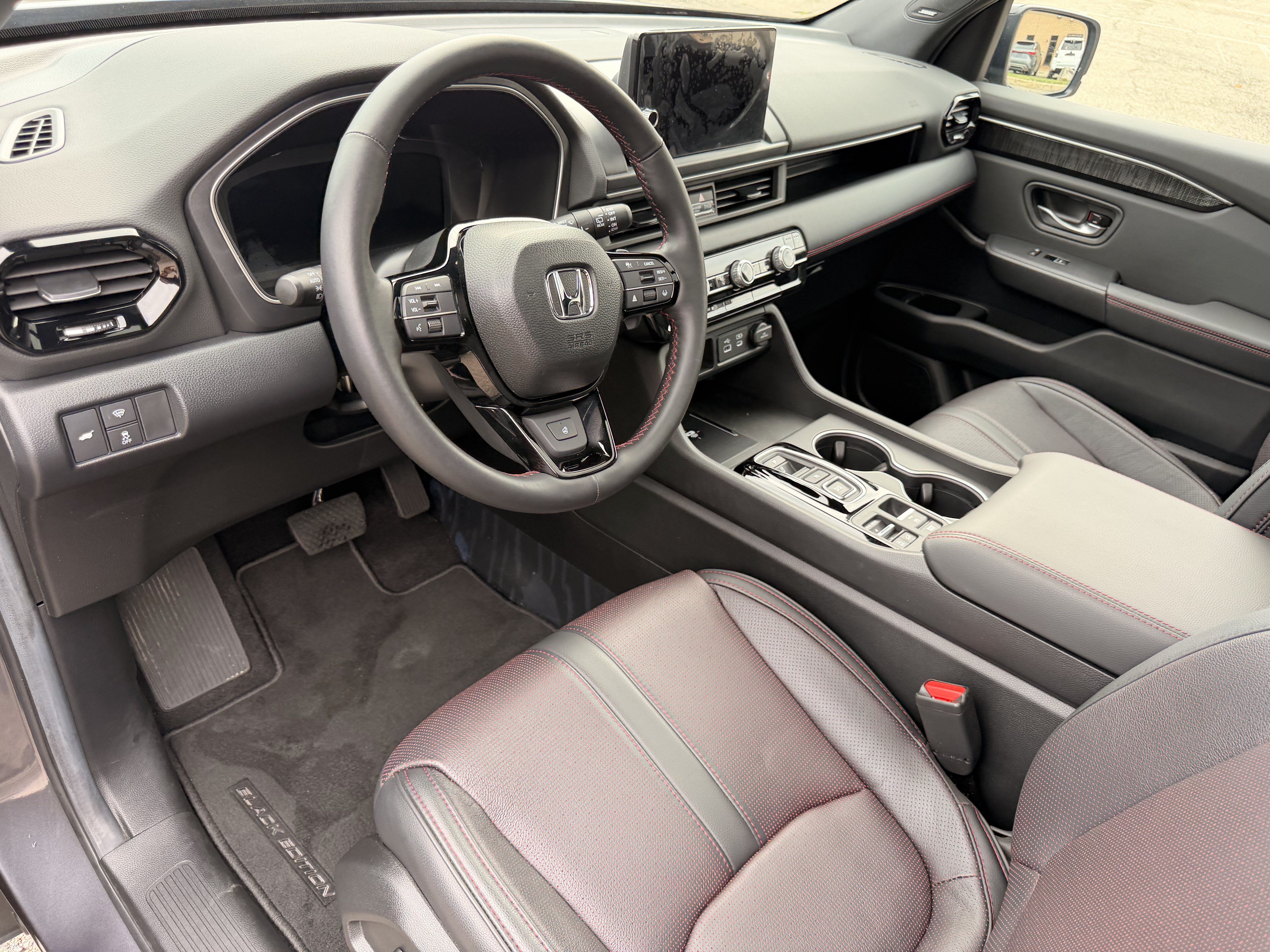 Used 2025 Honda Pilot Black Edition image 14