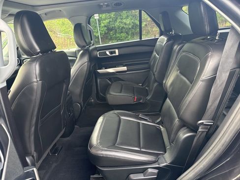 Used 2022 Ford Explorer XLT w/ Equipment Group 202A image 6