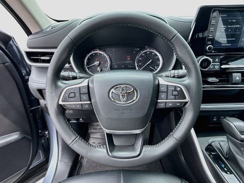 Used 2022 Toyota Highlander XLE FWD image 41