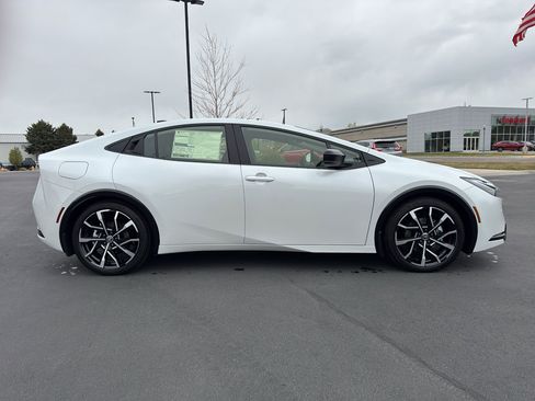 New 2026 Toyota Prius Plug-In Hybrid FWD image 2