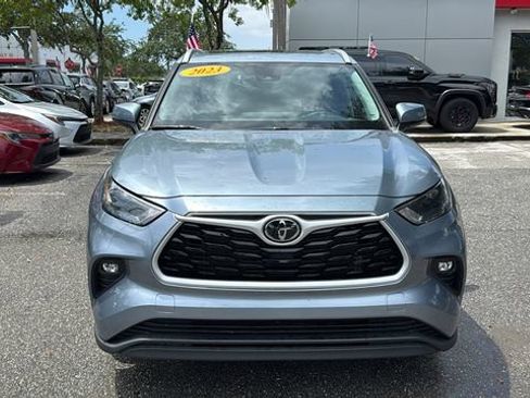 Used 2023 Toyota Highlander XLE FWD image 2