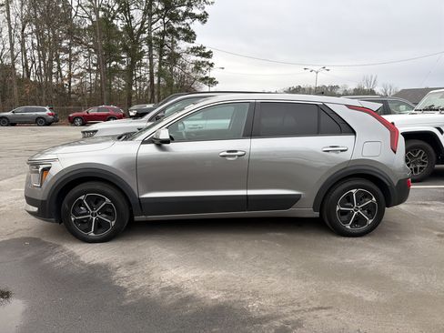 Used 2023 Kia Niro LX image 4