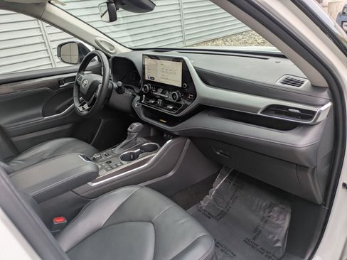Used 2023 Toyota Highlander Platinum image 34