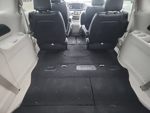 Used 2021 Chrysler Pacifica Touring-L FWD image 16