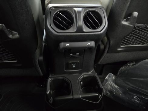 New 2025 Jeep Gladiator Mojave image 14