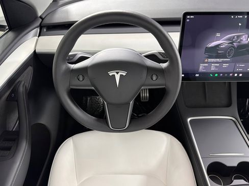 Used 2024 Tesla Model Y Performance image 13
