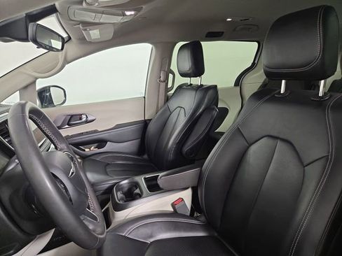 Used 2024 Chrysler Pacifica Limited FWD image 13