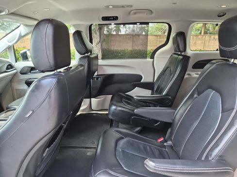 Used 2022 Chrysler Pacifica Touring-L image 15