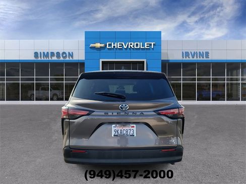 Used 2022 Toyota Sienna XLE image 7