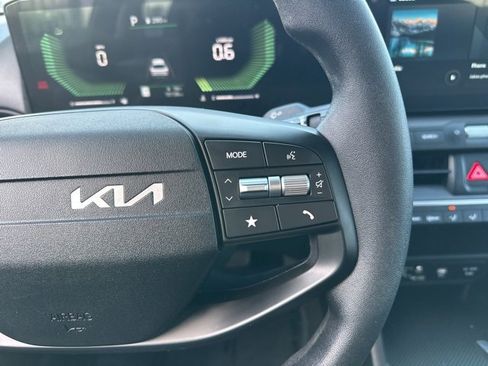 Used 2025 Kia K4 LXS image 22