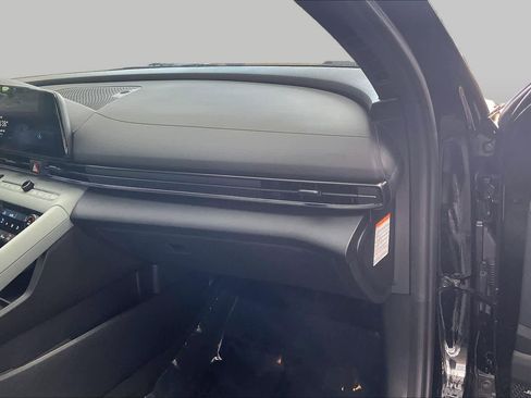 Certified 2025 Hyundai Elantra Limited FWD image 19