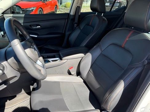 Used 2022 Nissan Sentra SR w/ SR Premium Package image 9