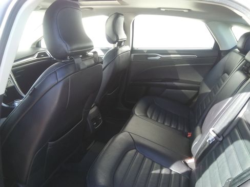 Used 2017 Ford Fusion SE w/ Fusion SE Technology Package image 8