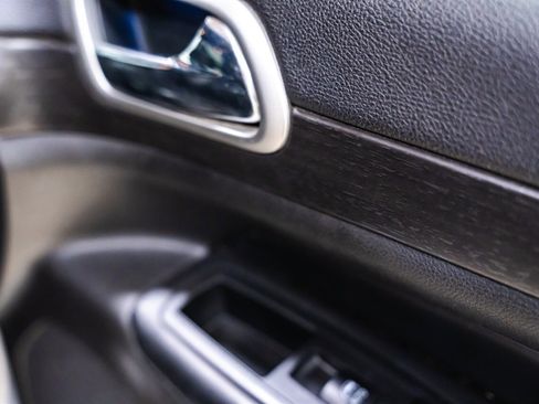 Used 2018 Jeep Grand Cherokee Altitude image 19