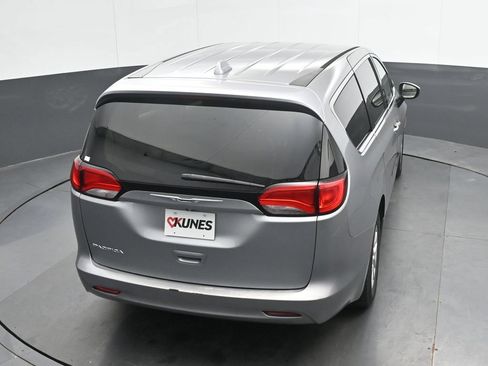 Used 2017 Chrysler Pacifica Touring FWD image 31