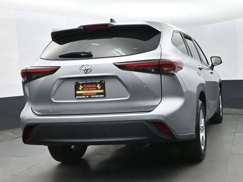 Used 2025 Toyota Highlander LE FWD image 8
