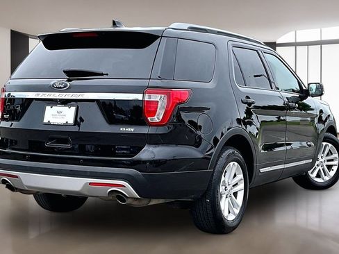 Used 2017 Ford Explorer XLT w/ Equipment Group 202A FWD image 2