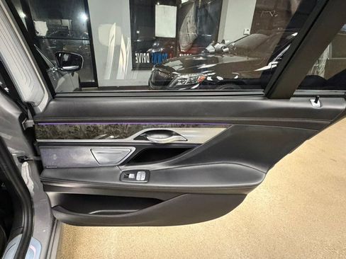 Used 2021 BMW 750i xDrive w/ Executive Package image 41