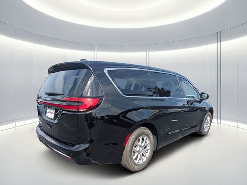 New 2026 Chrysler Pacifica Select image 4