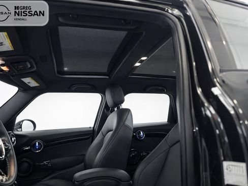 Used 2017 MINI Cooper 4-Door Hardtop image 11