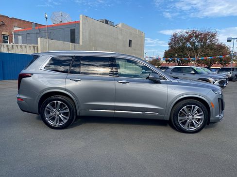 Used 2025 Cadillac XT6 Premium Luxury FWD image 2
