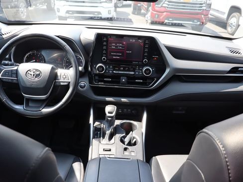 Used 2022 Toyota Highlander XLE AWD/4WD image 22