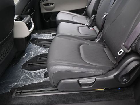 Used 2024 Kia Carnival LX FWD image 33