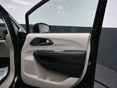 Used 2024 Chrysler Pacifica Select image 19