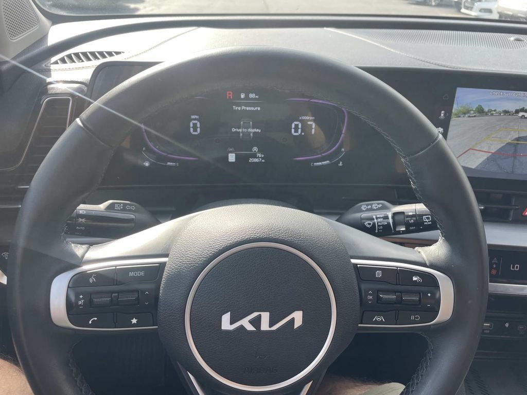 Used 2025 Kia Sportage EX FWD image 27
