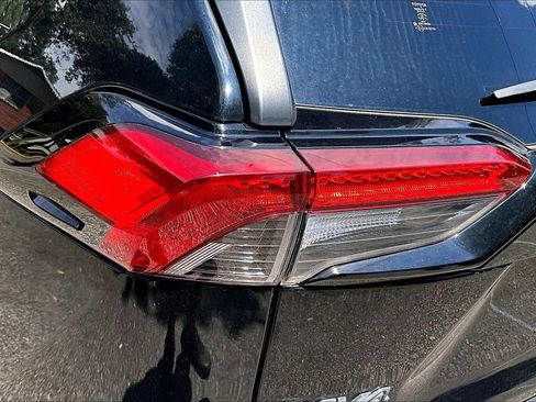 Used 2019 Toyota RAV4 XLE Premium FWD image 20