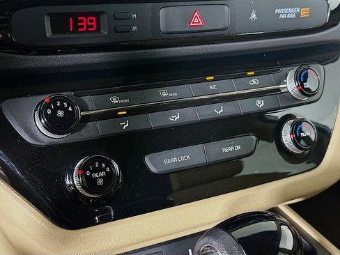 Used 2016 Kia Sedona LX w/ LX Convenience Package FWD image 23