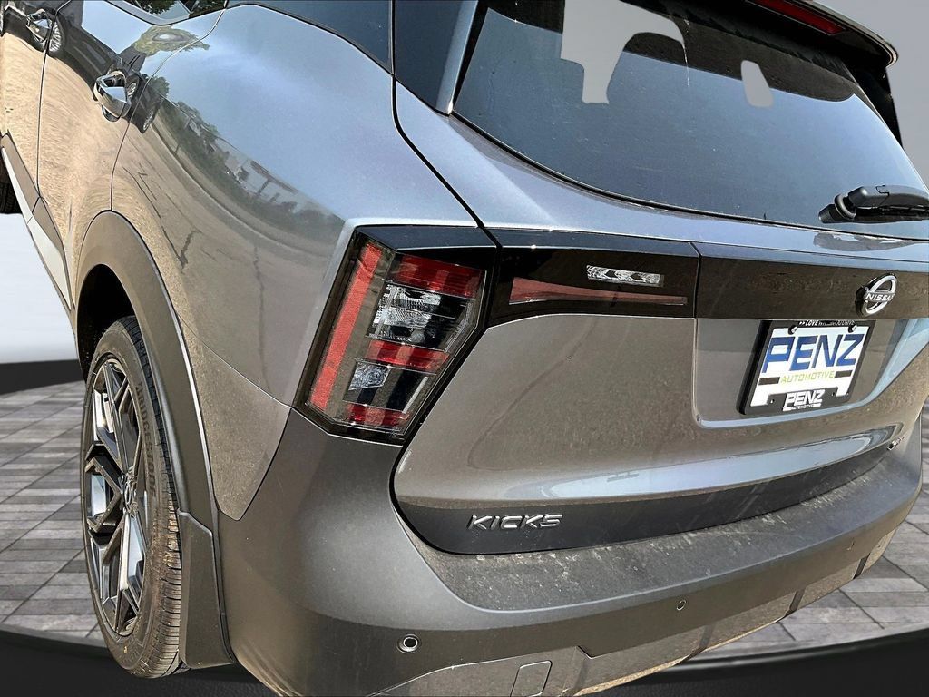 Used 2026 Nissan Kicks SR FWD image 29